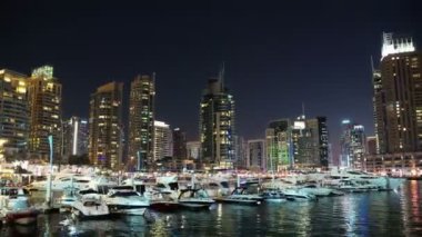 BAE, DUBAI, FEBRUARY 5, 2016: Dubai Marina gece yakınlaştırması, Birleşik Arap Emirlikleri. Dubai Marina, dünyanın en büyük insan yapımı marinası. Dubai Marina bir kanal kentidir.