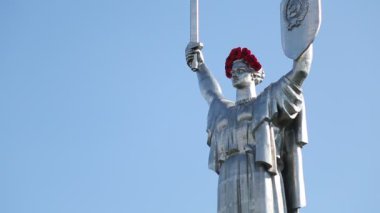 UKRAINE, KIEV, 9 Mayıs 2016: Anavatan - Ukrayna 'nın başkenti Kiev' de anıtsal heykel. Heykel, İkinci Dünya Savaşı 'nda Ukrayna Ulusal Müzesi' nin bir parçasıdır. Anma kompleksi