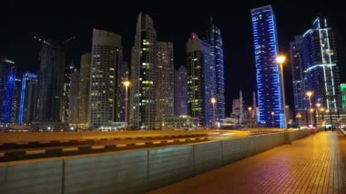 Dubai Marina, Birleşik Arap Emirlikleri. Dubai Marina, dünyanın en büyük insan yapımı marinası. Dubai Marina, İran Körfezi 'nin 3 km' lik kıyı şeridi boyunca oyulmuş bir kanal kentidir.