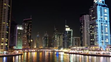 Dubai Marina, Birleşik Arap Emirlikleri. Dubai Marina, dünyanın en büyük insan yapımı marinası. Dubai Marina, İran Körfezi 'nin 3 km' lik kıyı şeridi boyunca oyulmuş bir kanal kentidir.