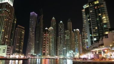 Dubai Marina, Birleşik Arap Emirlikleri. Dubai Marina, dünyanın en büyük insan yapımı marinası. Dubai Marina, İran Körfezi 'nin 3 km' lik kıyı şeridi boyunca oyulmuş bir kanal kentidir.