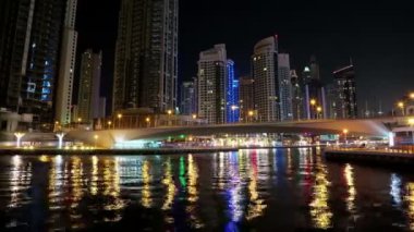 Dubai Marina, Birleşik Arap Emirlikleri. Dubai Marina, dünyanın en büyük insan yapımı marinası. Dubai Marina, İran Körfezi 'nin 3 km' lik kıyı şeridi boyunca oyulmuş bir kanal kentidir.
