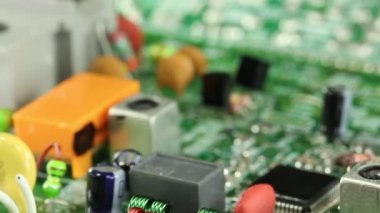 Elektronik bileşenlerle mikrodevre yongası. Mikro devre, dirençler ve cips yakın çekim. Cips ve dirençler yeşil devre kurulu yakın yukarı. Elektronik devre kartı, makro lens yakın