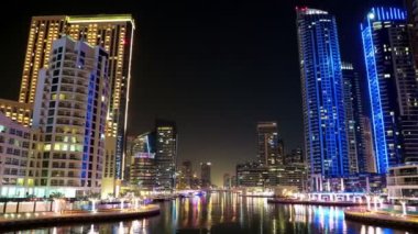 Dubai Marina, Birleşik Arap Emirlikleri. Dubai Marina, dünyanın en büyük insan yapımı marinası. Dubai Marina, İran Körfezi 'nin 3 km' lik kıyı şeridi boyunca oyulmuş bir kanal kentidir.