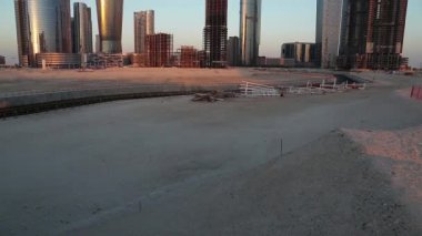 Abu Dabi, Birleşik Arap Emirlikleri 'ndeki Al Reem Adası' ndaki Işıklar Şehri. Abu Dabi - Dubai 'den sonra Birleşik Arap Emirlikleri' nin başkenti ve başkenti Abu Dabi Emirliği 'nin ikinci büyük şehri.