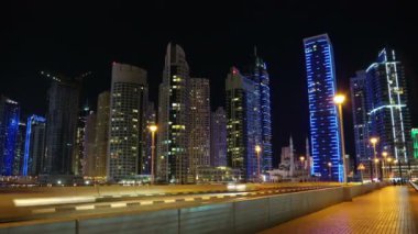 UHD 4K Dubai Marina, Birleşik Arap Emirlikleri. Dubai Marina, dünyanın en büyük insan yapımı marinası. Dubai Marina, Basra Körfezi 'nin 3 km' lik bir kıyı şeridi boyunca oyulmuş bir kanal kentidir.
