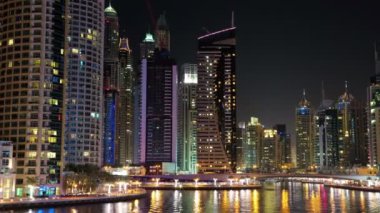 UHD 4K Dubai Marina, Birleşik Arap Emirlikleri. Dubai Marina, dünyanın en büyük insan yapımı marinası. Dubai Marina, Basra Körfezi 'nin 3 km' lik bir kıyı şeridi boyunca oyulmuş bir kanal kentidir.