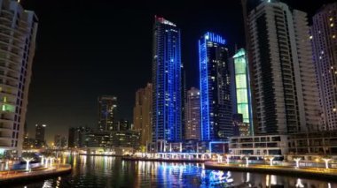 UHD 4K Dubai Marina, Birleşik Arap Emirlikleri. Dubai Marina, dünyanın en büyük insan yapımı marinası. Dubai Marina, Basra Körfezi 'nin 3 km' lik bir kıyı şeridi boyunca oyulmuş bir kanal kentidir.