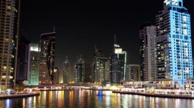 UHD 4K Dubai Marina, Birleşik Arap Emirlikleri. Dubai Marina, dünyanın en büyük insan yapımı marinası. Dubai Marina, Basra Körfezi 'nin 3 km' lik bir kıyı şeridi boyunca oyulmuş bir kanal kentidir.