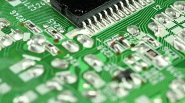 Elektronik bileşenlerle mikrodevre yongası. Mikro devre, dirençler ve cips yakın çekim. Cips ve dirençler yeşil devre kurulu yakın yukarı. Elektronik devre kartı, makro lens yakın