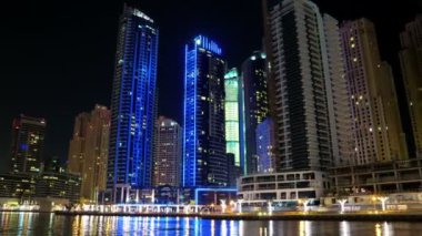 Dubai Marina gecesi zaman ayarlı, Birleşik Arap Emirlikleri. Dubai Marina, dünyanın en büyük insan yapımı marinası. Dubai Marina, İran Körfezi 'nin 3 km' lik kıyı şeridi boyunca oyulmuş bir kanal kentidir.