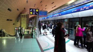 BAE, DUBAI, FEBRUARY 1, 2016: Dubai metro istasyonundaki insanlar. Dubai Metro sürücüsüz, tam otomatik bir metro ağıdır. Dubai Birleşik Arap Emirlikleri 'nde bir şehir ve emirliktir.