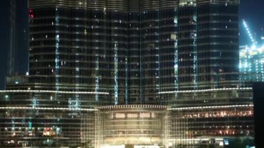 BAE, DUBAI, FEBRUARY 3, 2016: Burj Khalifa megatall gece aydınlatmalı gökdelen. Burç Halife - şu anda dünyanın en yüksek yapısı ve en yüksek gökdeleni, 829 metre, Dubai, Birleşik Arap Emirlikleri