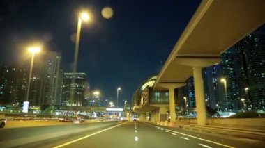 Birleşik Arap Emirlikleri, Dubai, 1 Şubat 2016: Dubai, Birleşik Arap Emirlikleri şehir trafiğinde akşam. Dubai Yat Limanı - kalp ne bölgesinde yeni Dubai bilinir hale geldi. Dubai Emirliği Birlesik Arab Emirligi ülkesindeki biridir