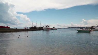 Yunanistan, Sithonia Yarımadası, Chalkidiki, 4 Haziran 2013: iskele, Ege Denizi, Chalkidiki, Yunanistan açılış üzerinde gemi