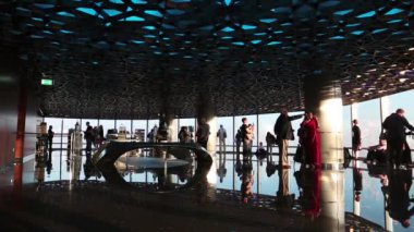 Birleşik Arap Emirlikleri, Dubai, 31 Ocak 2016: Uluslararası Dubai Kongre ve Sergi Sarayı megatall gökdelen Dubai.456 metre mesafe içinde 125 kat gözlem güverte ve 1 kat yukarıda, Top Gözlemevi 124 katta insanlar