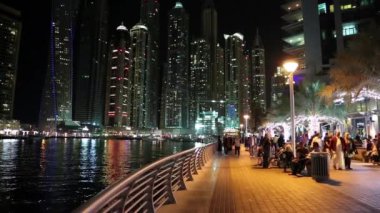 Birleşik Arap Emirlikleri, Dubai, 6 Şubat 2016: İnsanlar sahildeki, gece Dubai Marina, Birleşik Arap Emirlikleri. Dubai Yat Limanı Dubai ve yapay kanal dünyanın en büyük insan yapımı Yat Limanı kuzeyinde
