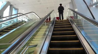 Birleşik Arap Emirlikleri, Dubai, 1 Şubat 2016: İnsanlar yürüyen merdiven içinde Dubai metro istasyonu, Birleşik Arap Emirlikleri. Dubai Metro Sürücüsüz, tam otomatik bir metro ağdır. Dubai Emirliği UAE biridir