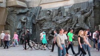 Ukrayna, Kiev, 9 Mayıs 2016: İnsanlar Ukrayna İkinci Dünya Savaşı tarihi Ulusal Müzesi. Memorial kompleksi