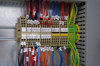 Terminal blokları elektrik dolabında. Kablo bağlantısı. Endüstriyel elektrik donanımı ve elektrik tesisatı. Elektrik bağlantısı için terminal blokları, sayı etiketi ekipmanlı bir montajda elektrik paneli