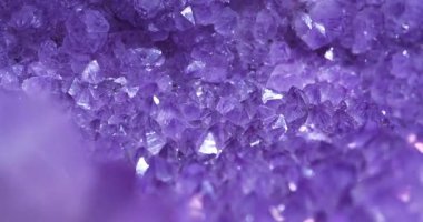 Doğal ametist kristal jeot. Mor ametist jeot. Kristallerle ya da diğer mineral maddelerle kaplı küçük bir oyuk. Ametist - Kuvars grubunun minerali. Taşlar ve mineraller, Dünya 'nın zenginlikleri.