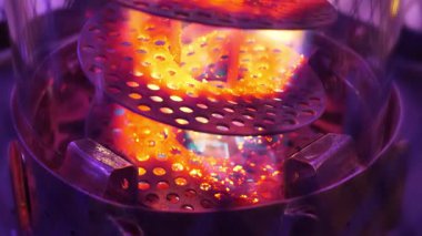 Gaz ısıtıcısı. Metal, kırmızı spiral ile ısıtma cihazı. Açık hava kullanımı için gaz ısıtıcısı. Yavaş Hareket videosu