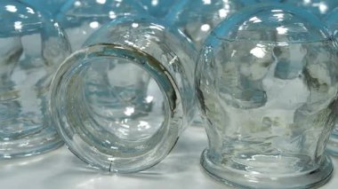 Tıbbi amaçlar için tıbbi kaplar - rehabilitasyon, sırt tedavisi, artan kan akışı ve lenfatik drenaj. Halk ve alternatif tıplarda masaj ya da vakum terapisinde kullanılır.