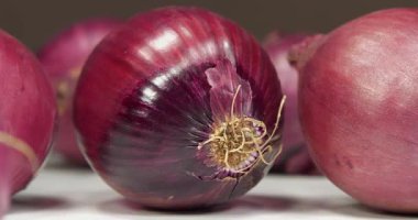 Kırmızı soğan, ayrıca mor soğan olarak da bilinir. Soğan çok sağlıklı bir üründür ve sağlık için birçok yararlı özellikleri vardır.