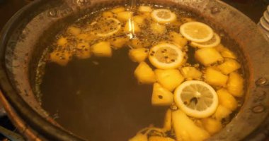 Limonlu ve ananaslı sıcak şarap.