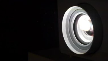 Çalışan film projektörü. Sinema salonundaki toz, ışık huzmesinde görülebilir. Projektör çalışıyor