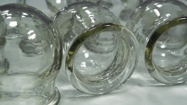 Tıbbi amaçlar için cam bardaklar - rehabilitasyon, artan kan akışı ve lenfatik drenaj, sırt tedavisi. Halk ve alternatif tıplarda masaj ya da vakum terapisinde kullanılır.