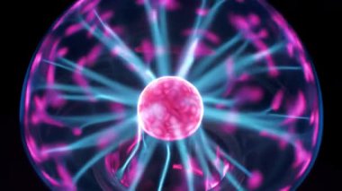 Plazma küresi ya da şimşek plazma topu - içinde soy gaz bulunan ve iç küreden dış küreye uzanan plazma lambası da iyonlaştırıcı olarak çalışır. Yavaş Hareket videosu