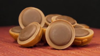 Lezzetli çikolata şekerlemeleri masada yatıyor.