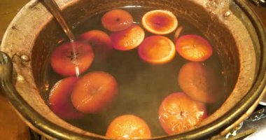 Sıcak sıcak şarap, portakal ve hurma.