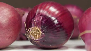 Kırmızı soğan, ayrıca mor soğan olarak da bilinir. Soğan - sağlık için yararlı özelliklere sahip çok sağlıklı bir ürün
