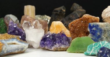 Doğal yarı değerli taşlar ve mineraller, Dünya 'nın zenginlikleri. Yeşil yakut, mor Ametist, alçı taşı, kuvars kristalleri, yeşil Nephrite, Lazurite, sarı kalsit ve Citrine, Barite, Amazon taşı, Pyrite