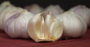 Sarımsak, Allium sativum, Allium cinsindeki soğan çiçekli bitkiler. Sarımsak - sağlık için yararlı özellikleri olan çok sağlıklı bir ürün. Sinema 4K 60fps yakınlaştırma videosu