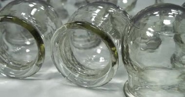 Tıbbi amaçlar için şeffaf cam bardaklar, rehabilitasyon, artan kan akışı, lenfatik drenaj, sırt tedavisi. Halk dilinde kullanılan alternatif ilaçlar masaj ve vakum terapisi.