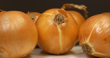 Kahverengi arkaplanda soğan döner, yakın plan çekim