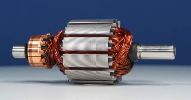 Bakır bobinli küçük bir ev aletinin elektrik motoru.
