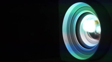 Film projektörle gösterilir. Işık lenslerden geçer. Sinema salonunda projektör lens kullanılıyor. Çalışan projektörün lensleri renk değiştirir
