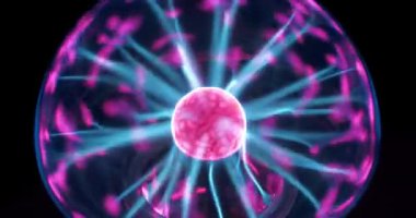 İç küreden dış küreye uzanan ipliklerle birlikte içinde soy gaz bulunan plazma küresi iyonlaştırıcı olarak çalışır. Elektromanyetik etkileşimler bu plazma küresindeki parlayan liflerden sorumludur.