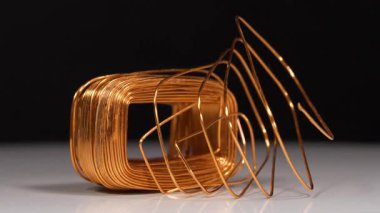 Elektrik transformatörünün bakır akımı. Bakır, cuprum - kimyasal element, demir olmayan metal, yakınlaştırma videosu