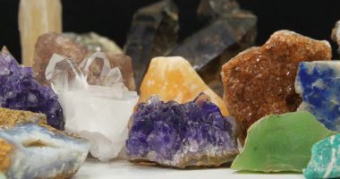 Doğal yarı değerli taşlar ve mineraller, Dünya 'nın zenginlikleri. Mor Ametistler, Alçıtaşı, Kuvars kristalleri, Yeşil Nephrite, Lazurit, Sarı Kalsit ve Citrine, Amazon taşı, Yeşil taş