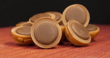 Siyah arka planda çikolatalı şekerler. Sinema 4K 60fps yakın çekim görüntüsü