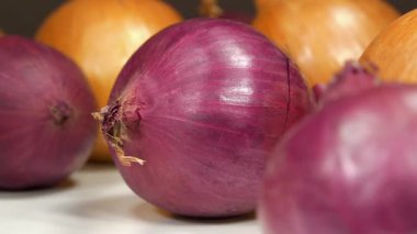 Ampul soğanı ve kırmızı soğan, ayrıca mor soğan olarak da bilinir. Soğan - çok yararlı özellikleri olan çok sağlıklı bir ürün. Soğan siyah arkaplanda döner, yakın çekim çekim stüdyo videosu
