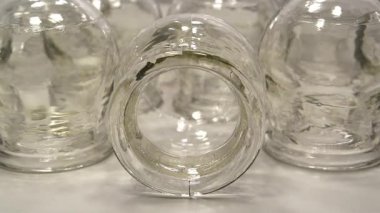 Tıbbi amaçlar için cam bardaklar, rehabilitasyon, artan kan akışı, lenfatik drenaj, sırt tedavisi. Halk dilinde kullanılan alternatif ilaçlar masaj, vakum terapisi, yakınlaştırma videosu.