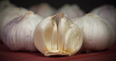 Sarımsak - sağlık için yararlı özellikleri olan çok sağlıklı bir ürün. Sarımsak, Allium sativum, Allium cinsindeki soğan çiçekli bitkiler. Sinema 4K 60fps Uzaklaştırma Görüntüsü