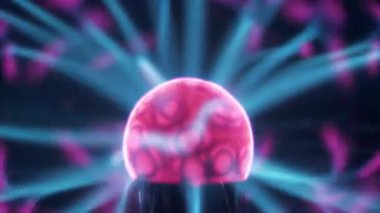 İçi gaz dolu plazma küresi ve iç küreden dış küreye uzanan lifler iyonlaştırıcı görevi görüyor. Elektromanyetik etkileşimler plazma küresindeki parıldayan liflerden sorumludur.