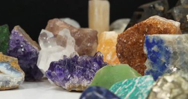 Doğal yarı değerli kristaller ve mineraller, Dünya 'nın zenginlikleri. Mor Ametistler, Alçıtaşı, Kuvars kristalleri, Yeşil Nephrite, Lazurit, Sarı Kalsit ve Citrine, Amazon taşı, Yeşil taş ve diğer